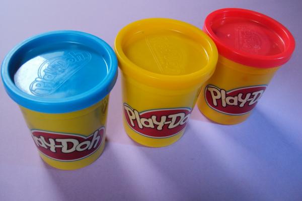 3 Play-Doh containers with different colored lids